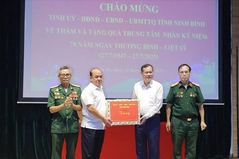 Thăm, tặng quà Trung tâm Nuôi dưỡng thương, bệnh binh nặng và Điều dưỡng người có công Hà Nam