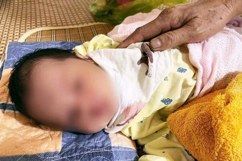 Một ngày, hai bé gái sơ sinh bị bỏ rơi ở Hưng Yên