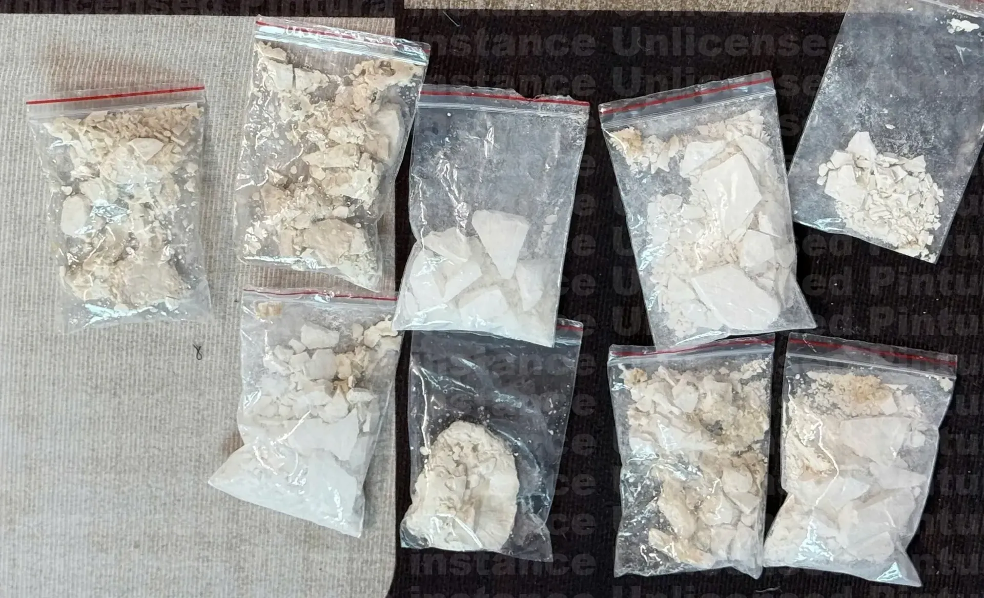 Đột kích căn nhà kiên cố, thu giữ 1 bánh heroin và hàng trăm viên thuốc lắc