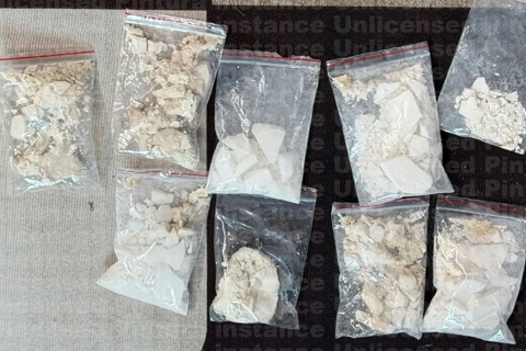 Đột kích căn nhà kiên cố, thu giữ 1 bánh heroin và hàng trăm viên thuốc lắc