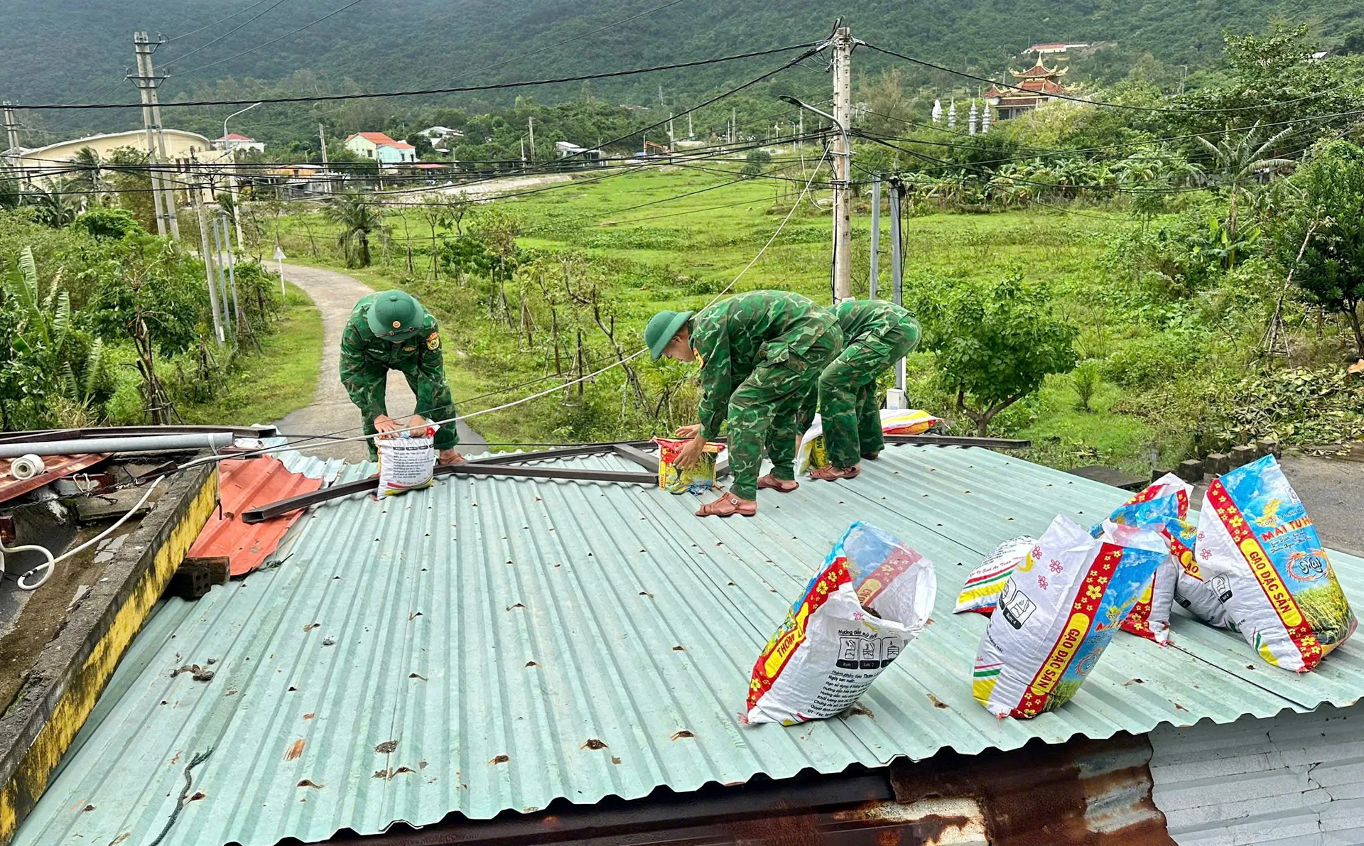 Bão số 13 tăng cấp, người dân Đà Nẵng khẩn trương chằng chống nhà cửa