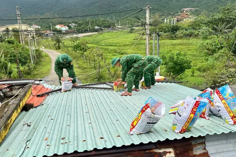 Bão số 13 tăng cấp, người dân Đà Nẵng khẩn trương chằng chống nhà cửa