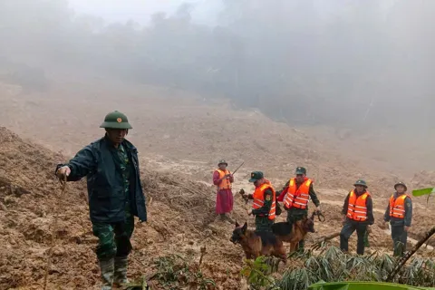 Đà Nẵng huy động chó nghiệp vụ để tìm kiếm 3 nạn nhân vụ sạt lở