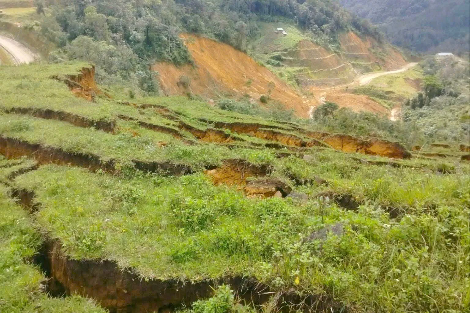 Sạt lở tiếp tục diễn biến nghiêm trọng tại Đà Nẵng