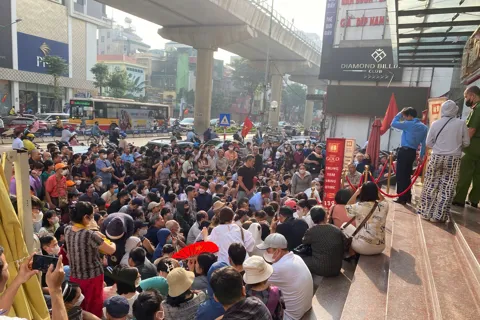 Hà Nội: Người dân chen lấn để mua vàng, cửa hàng phải tạm đóng cửa
