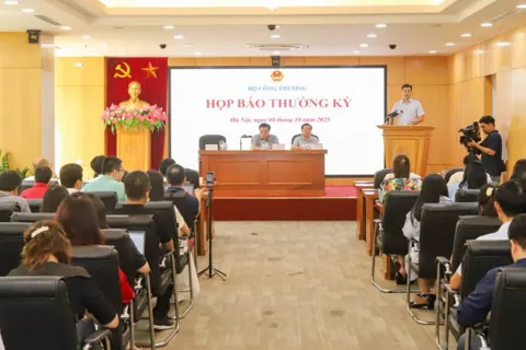 Xuất nhập khẩu năm 2025 có thể cán mốc 900 tỷ USD