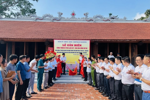 Xã Tam Hưng: gắn biển 2 công trình chào mừng Đại hội Đảng bộ xã