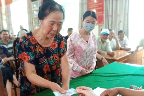 Xã Tam Hưng: trao quà Tết Độc lập 2/9 kịp thời đến người dân
