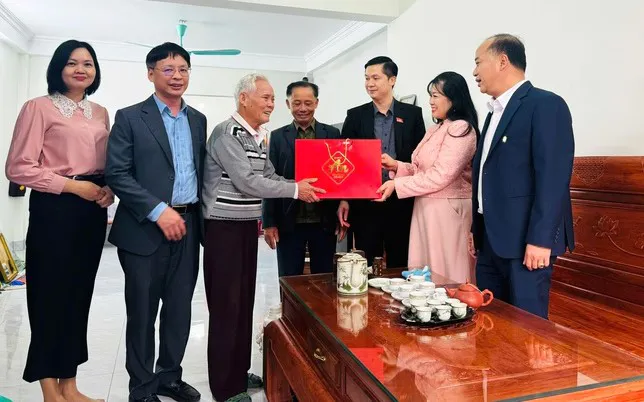 Xã Dân Hòa: Nhiều phần quà ý nghĩa dành tặng gia đình chính sách, trẻ em khó khăn