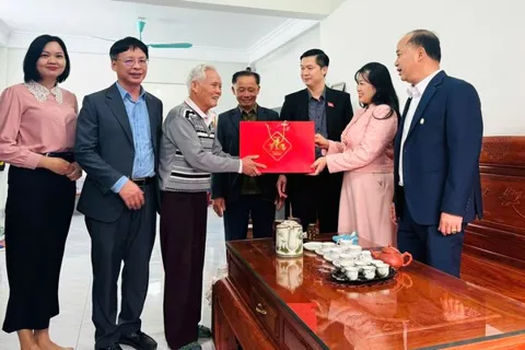 Xã Dân Hòa: Nhiều phần quà ý nghĩa dành tặng gia đình chính sách, trẻ em khó khăn