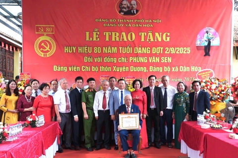 Phó Chủ tịch Thường trực Ủy ban MTTQ TP Hà Nội Bùi Huyền Mai trao Huy hiệu 80 năm Đảng tặng đồng chí Phùng Văn Sen