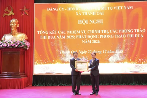 Bí thư Đảng ủy xã Thanh Oai Bùi Hoàng Phan đón nhận Huân chương Lao động hạng Ba