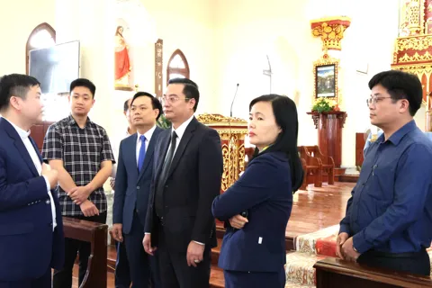 Lãnh đạo xã Tam Hưng thăm, chúc mừng Giáo xứ Đàn Giản