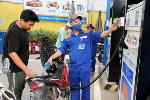 Giá xăng RON 95 giảm hơn 400 đồng/lít từ chiều nay 25/9