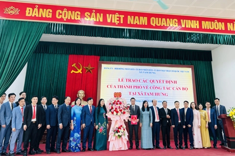 Công bố các Quyết định về tổ chức bộ máy và nhân sự xã Tam Hưng