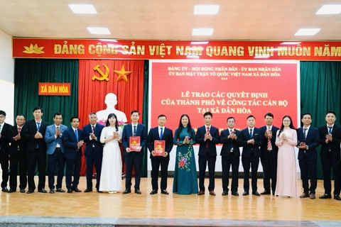Công bố các Quyết định về tổ chức bộ máy và nhân sự xã Dân Hoà
