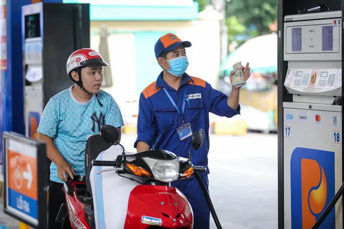 Giá xăng giảm mạnh từ chiều nay 22/1