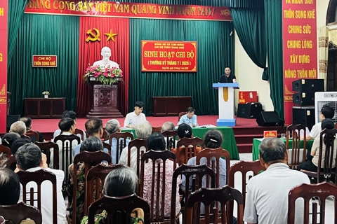 Bí thư Đảng uỷ xã Tam Hưng Bùi Văn Sáng dự sinh hoạt Chi bộ thôn Song Khê