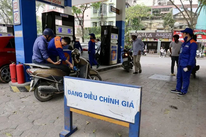 Giá xăng giảm mạnh từ chiều 10/4