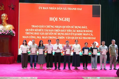 Xã Thanh Oai: trao 41 Giấy chứng nhận quyền sử dụng đất cho người trúng đấu giá