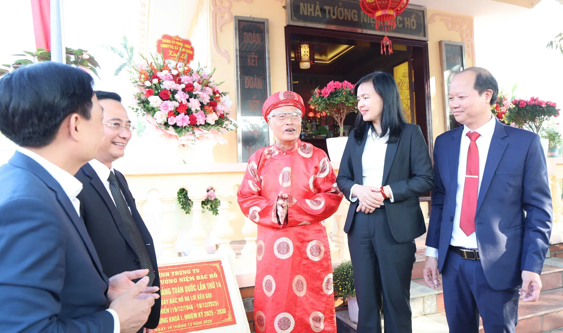 Xã Tam Hưng gắn biển công trình Nhà tưởng niệm Bác Hồ