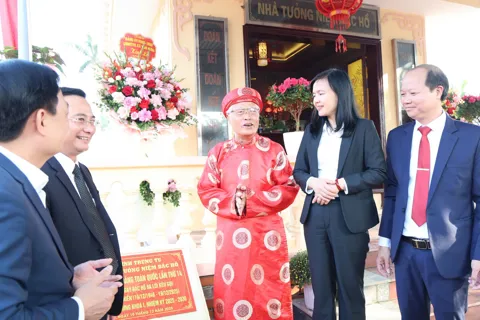 Xã Tam Hưng gắn biển công trình Nhà tưởng niệm Bác Hồ