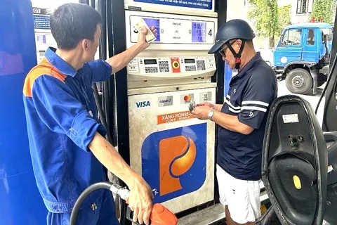 Giá xăng giảm mạnh từ chiều nay 25/12