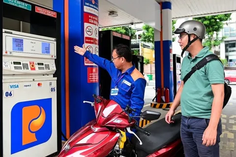 Giá xăng tăng mạnh hơn 700 đồng mỗi lít từ chiều nay 30/10