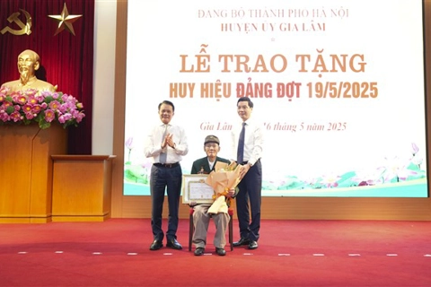 Huyện ủy Gia Lâm trao Huy hiệu Đảng đợt 19/5 cho 240 đảng viên 