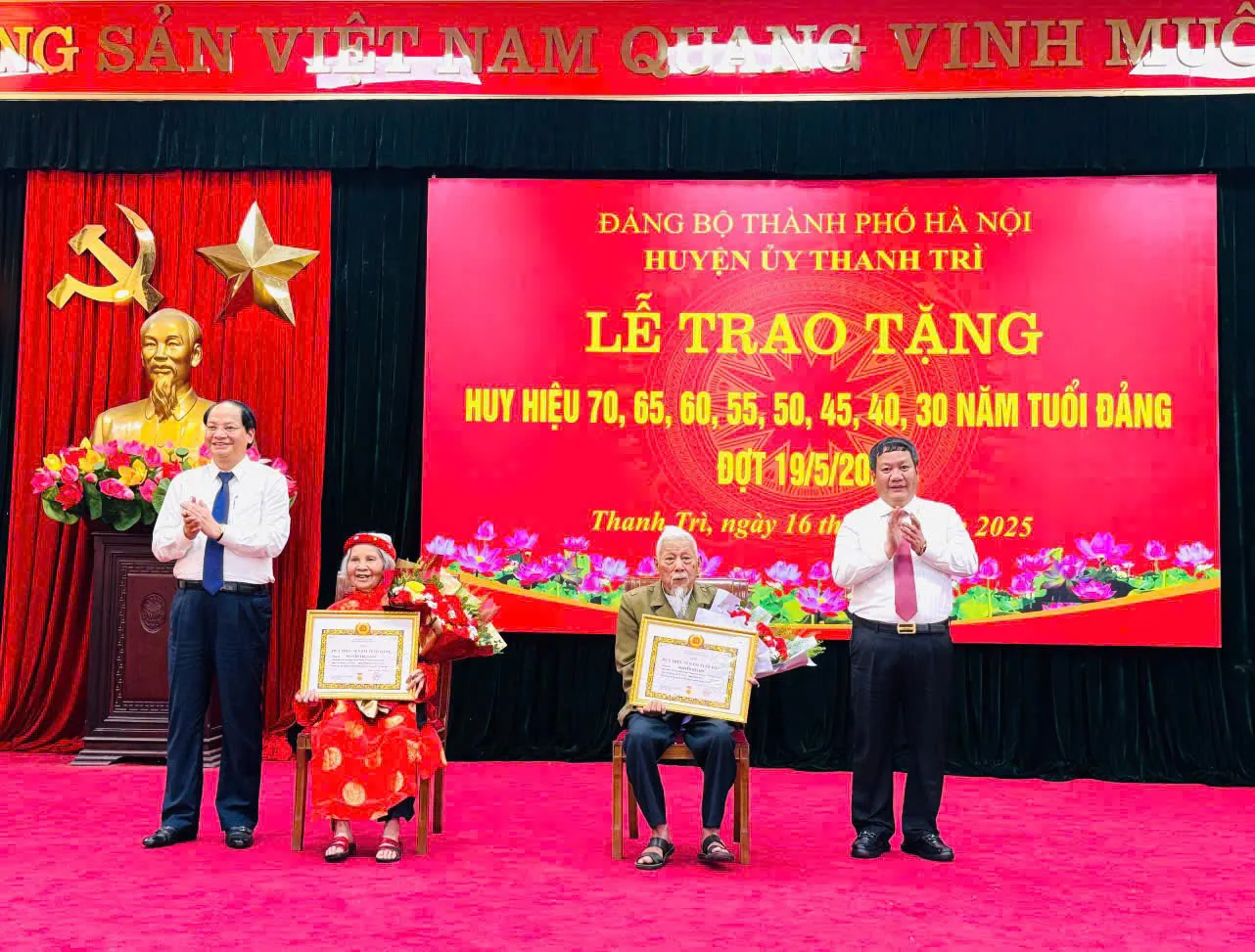 Huyện ủy Thanh Trì trao Huy hiệu Đảng cho 185 đảng viên đợt 19/5