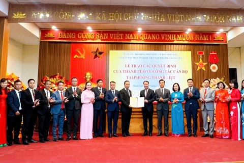 Trao Quyết định của Thành phố về công tác cán bộ tại phường Thanh Liệt