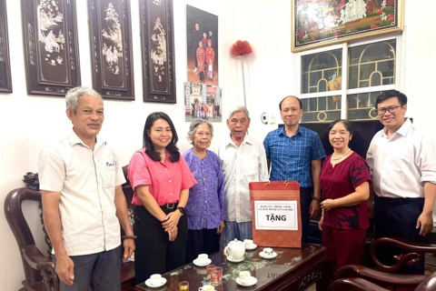 Lãnh đạo xã Nam Phù thăm hỏi, tặng quà các thương bệnh binh, gia đình chính sách