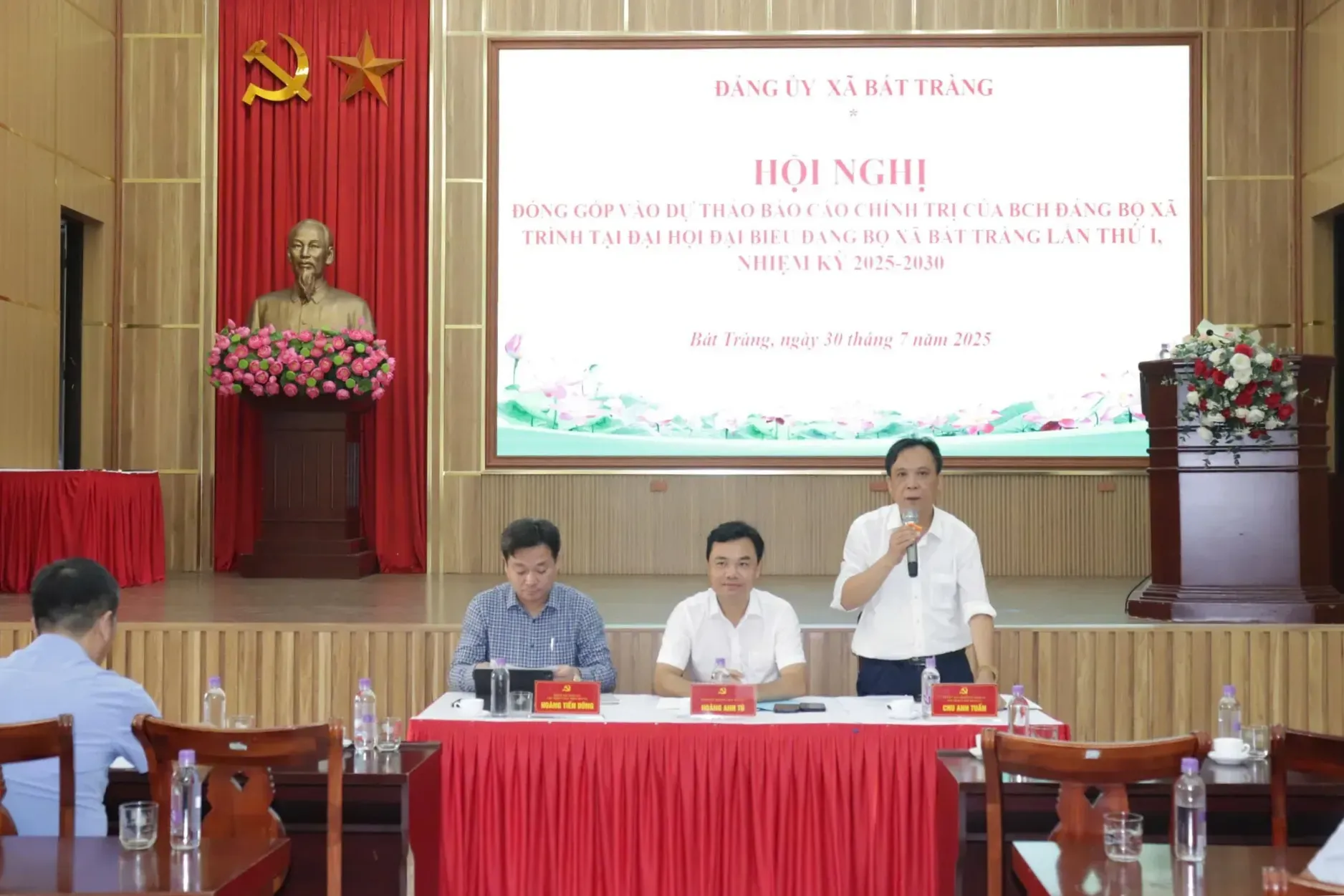 Đảng uỷ xã Bát Tràng lấy ý kiến góp ý Dự thảo Báo cáo chính trị của Ban chấp hành Đảng bộ xã