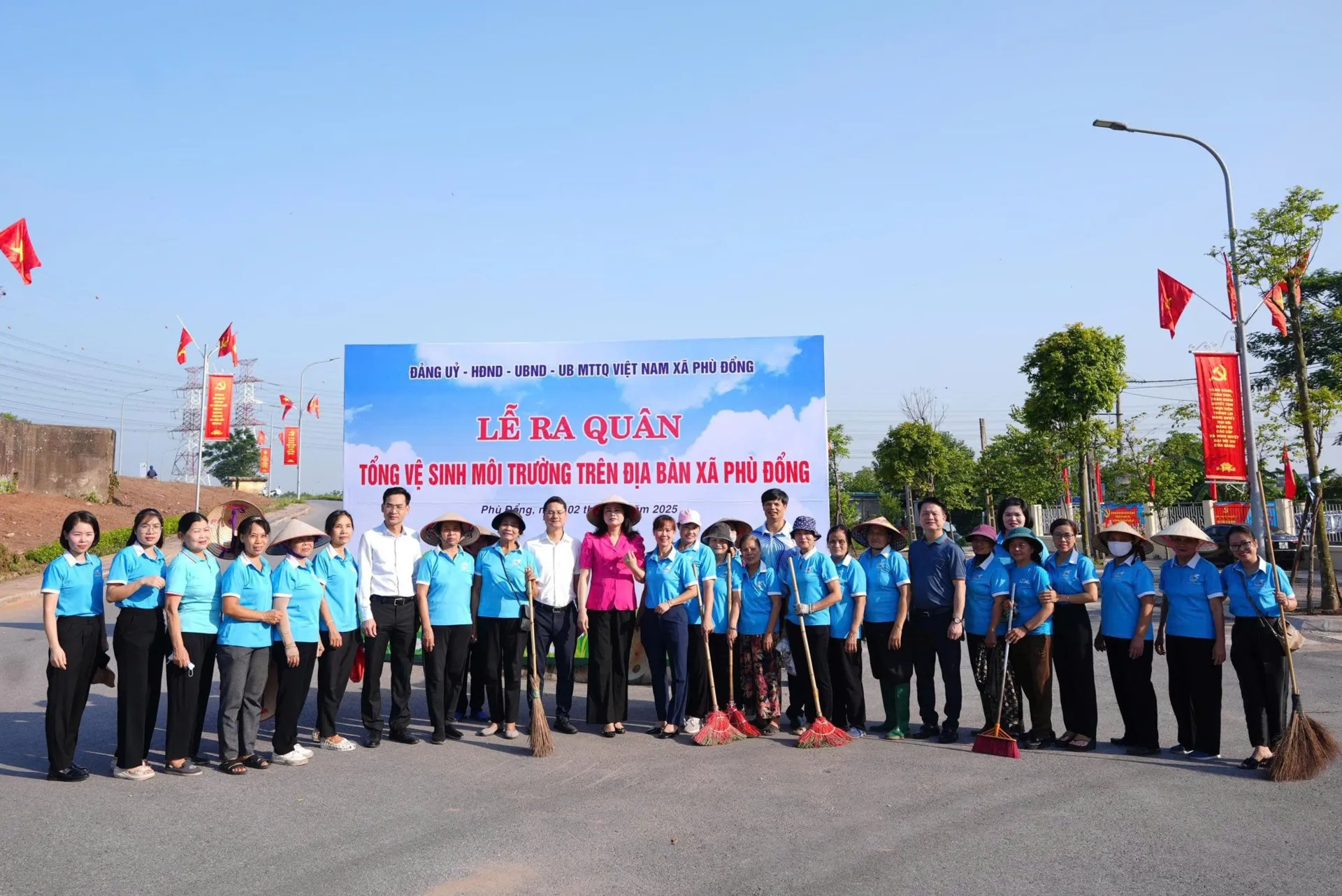 Xã Phù Đổng: Hàng trăm cán bộ, đảng viên, hội viên và Nhân dân tham gia vệ sinh môi trường