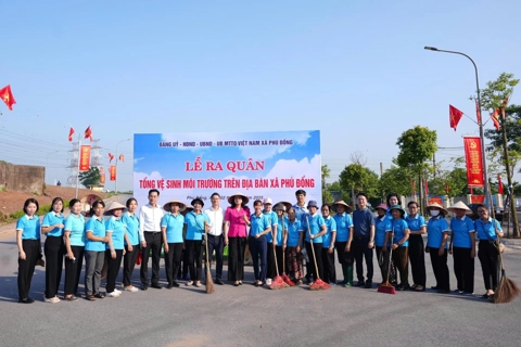 Xã Phù Đổng: Hàng trăm cán bộ, đảng viên, hội viên và Nhân dân tham gia vệ sinh môi trường