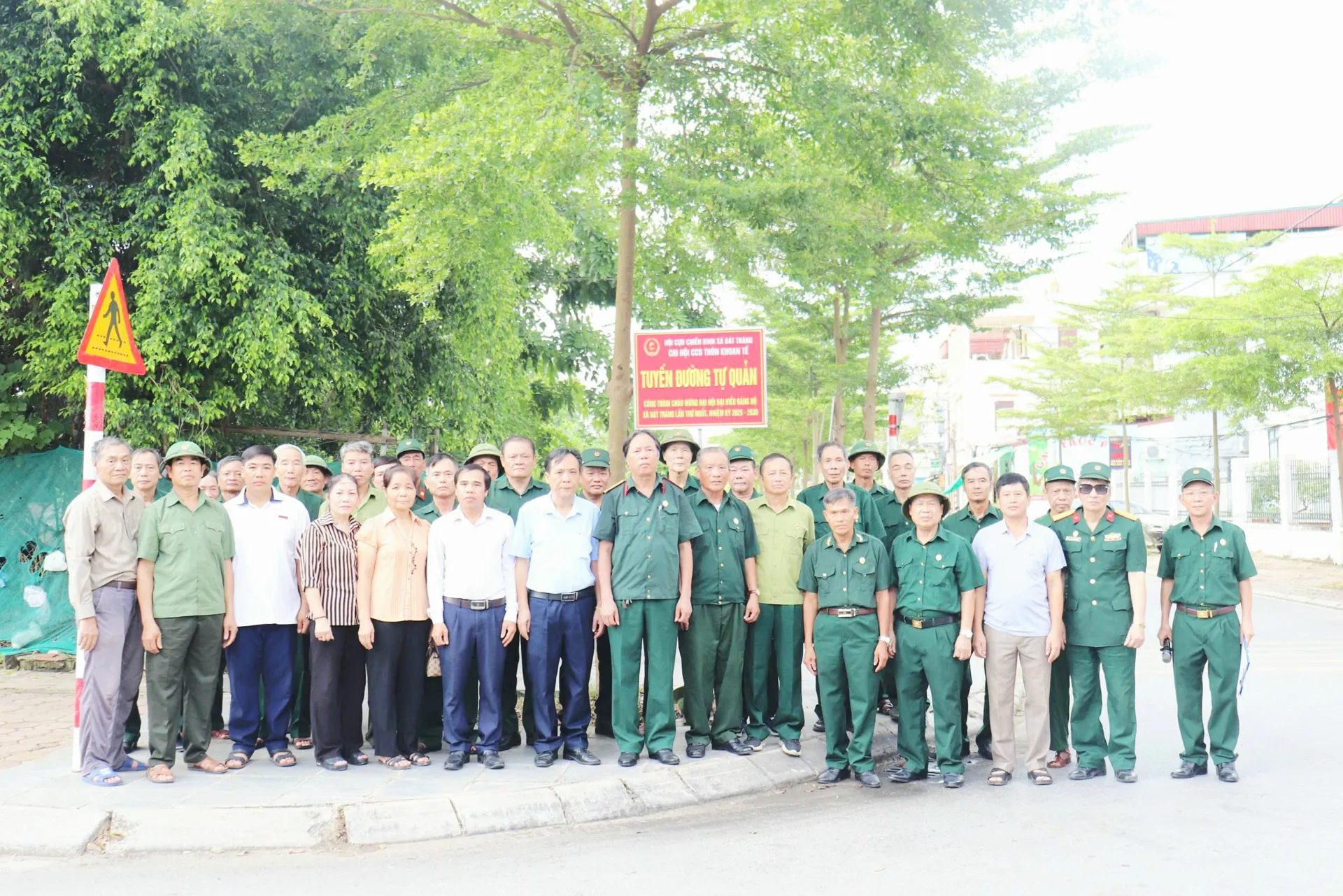Hội Cựu chiến binh xã Bát Tràng gắn biển công trình chào mừng Đại hội đại biểu Đảng bộ xã lần thứ nhất