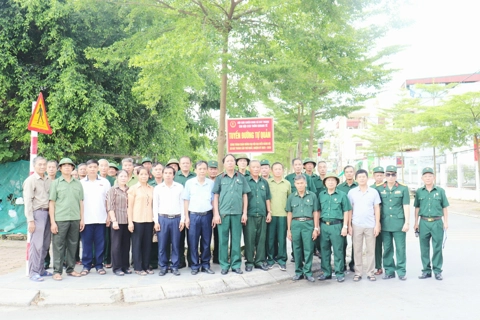 Hội Cựu chiến binh xã Bát Tràng gắn biển công trình chào mừng Đại hội đại biểu Đảng bộ xã lần thứ nhất