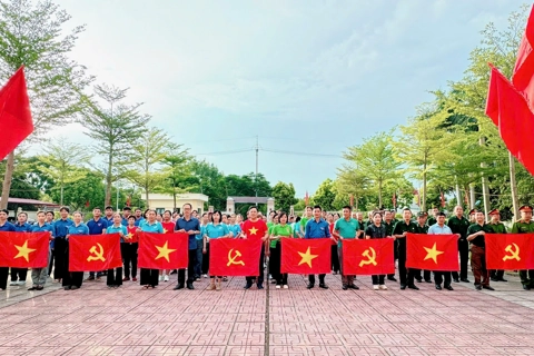 Hơn 500 cán bộ và Nhân dân xã Nam Phù hưởng ứng sự kiện “Cùng Việt Nam tiến bước”