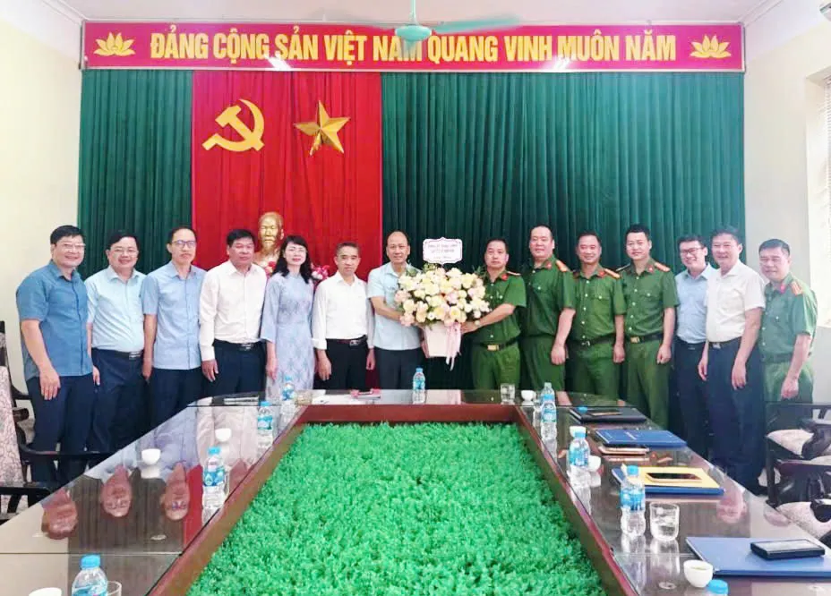 Lãnh đạo xã Nam Phù chúc mừng lực lượng Công an xã nhân kỷ niệm 80 năm Ngày truyền thống