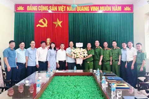 Lãnh đạo xã Nam Phù chúc mừng lực lượng Công an xã nhân kỷ niệm 80 năm Ngày truyền thống