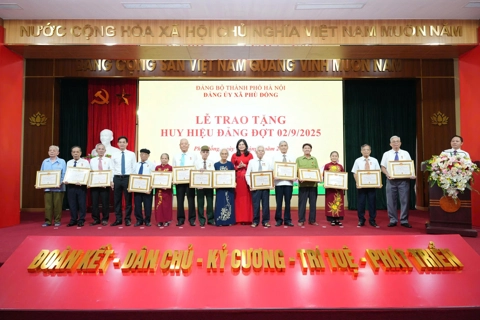 Xã Phù Đổng: trao tặng Huy hiệu Đảng đợt 2/9 cho 107 đảng viên