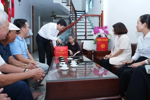 Phó Bí thư Thường trực Đảng ủy xã Phù Đổng thăm, tặng quà Mẹ Việt Nam Anh hùng Dương Thị Giót
