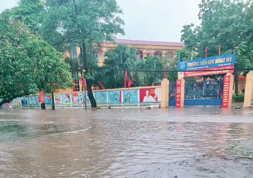 Mưa lớn, nhiều tuyến đường, khu dân cư trên địa bàn  xã Nam Phù ngập nặng