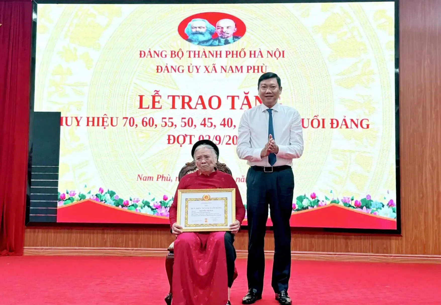 Trưởng Ban Nội chính Thành ủy Hà Nội Đỗ Anh Tuấn trao Huy hiệu Đảng tại xã Nam Phù