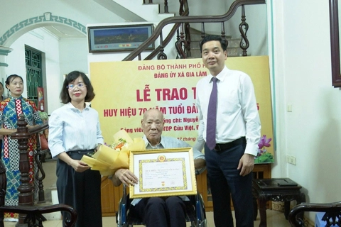 Lãnh đạo xã Gia Lâm trao Huy hiệu Đảng tại nhà và thăm, tặng quà người có công nhân dịp 2/9 
