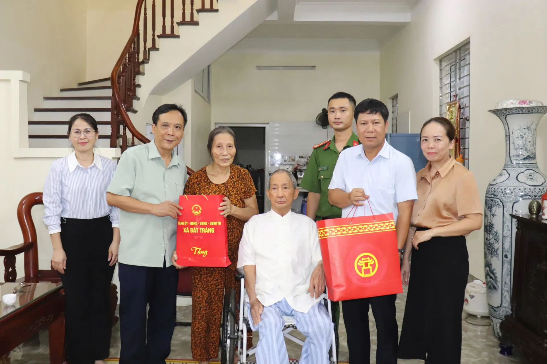 Lãnh đạo xã Bát Tràng thăm, tặng quà các đối tượng chính sách, người có công dịp Quốc khánh 2/9