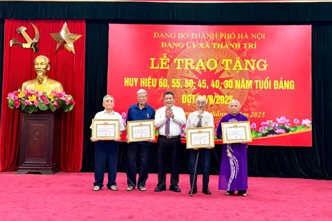 Xã Thanh Trì: 62 đảng viên được nhận Huy hiệu Đảng đợt 2/9/2025