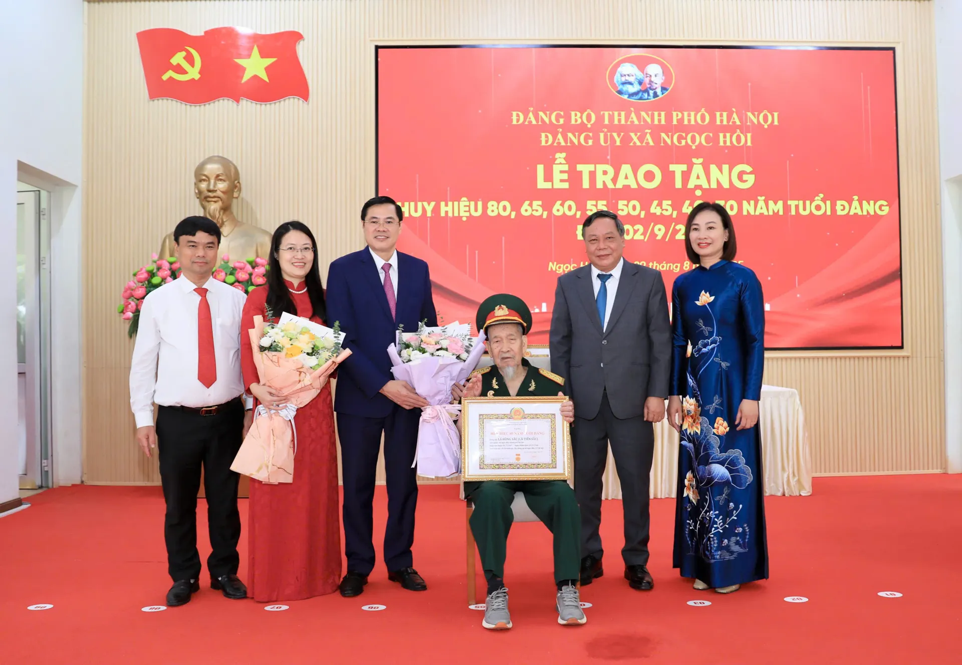 Phó Bí thư Thường trực Thành ủy Hà Nội Nguyễn Văn Phong trao Huy hiệu Đảng tại xã Ngọc Hồi