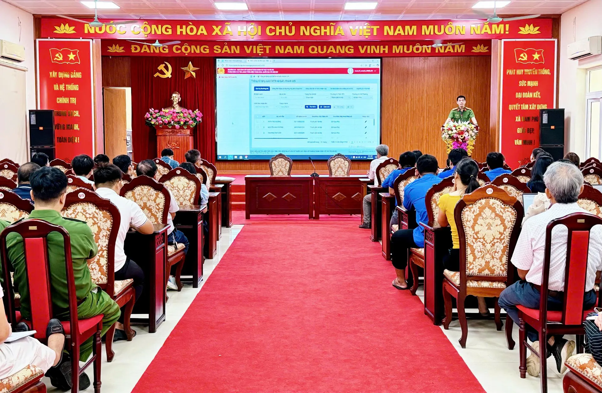 Xã Nam Phù triển khai tặng quà từ Chính phủ dịp Quốc khánh 2/9, đảm bảo "đúng thời gian - không trùng lặp - không bỏ sót"