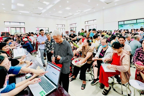 Xã Nam Phù: Huy động nhân lực trao tặng quà Tết Độc lập đến tay người dân